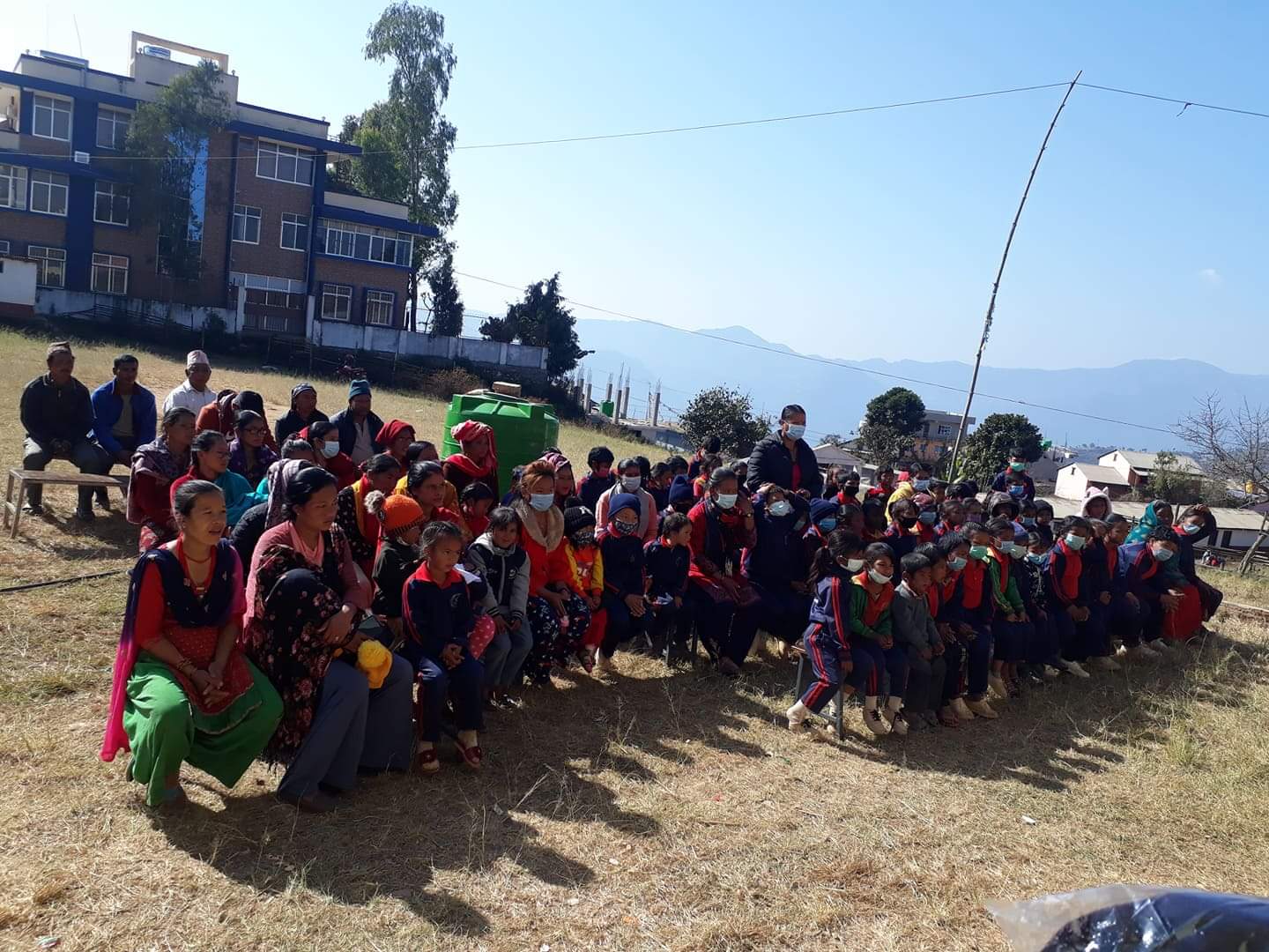 बालमन्दिर विद्यालयका ९० जना विद्यार्थीलाई जाडोमा लगाउने कपडा वितरण